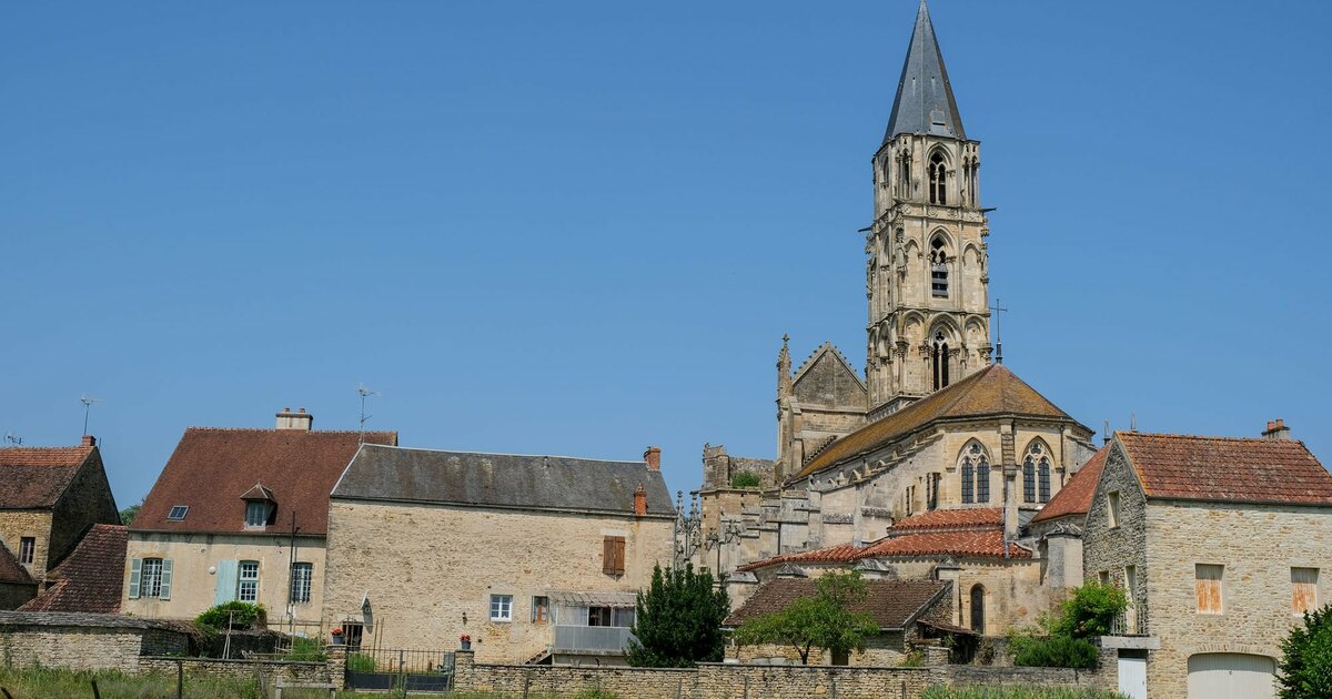 L’église NotreDame de SaintPère Yonne et l’échelle des 6 écluses