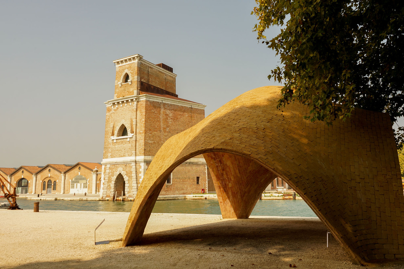 <p>(c) Didier Gualeni</p>