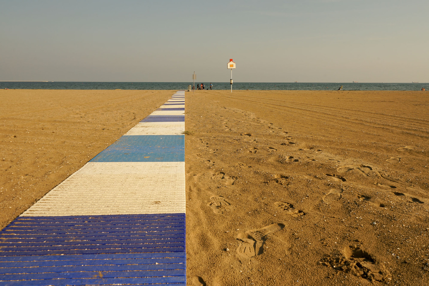 <p>(c) Didier Gualeni</p>