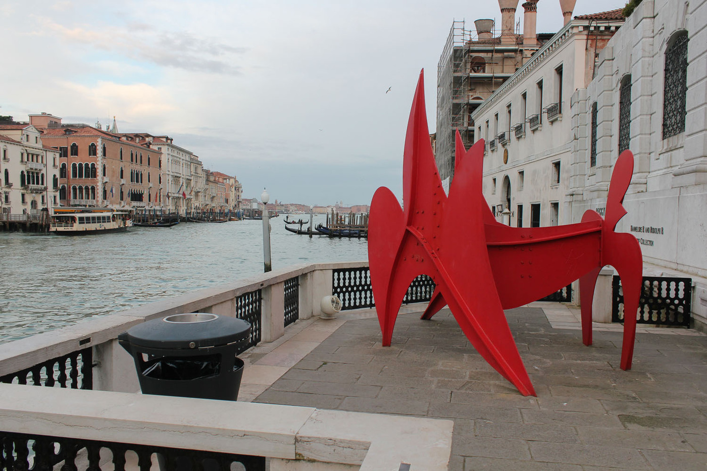 <p>(c) Didier Gualeni</p>