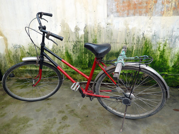 Vietnam, Hoy An, vélo à coté du puits à l'eau fameuse <p>(c) Didier Gualeni</p>