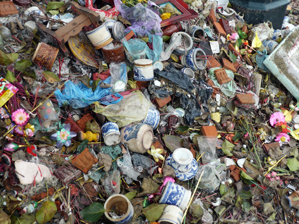 Vietnam, Hué, déchets de temples <p>(c) Didier Gualeni</p>